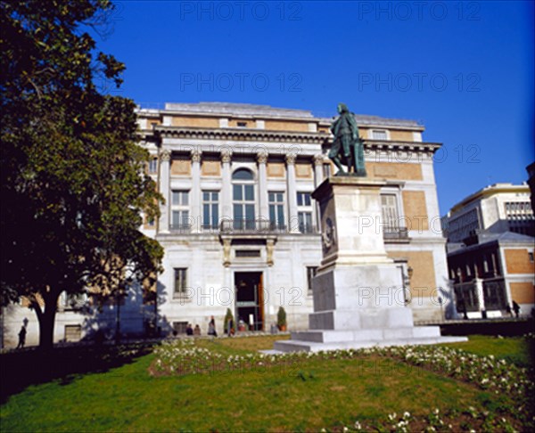 Sculpture of Murillo before the façade that carries his name