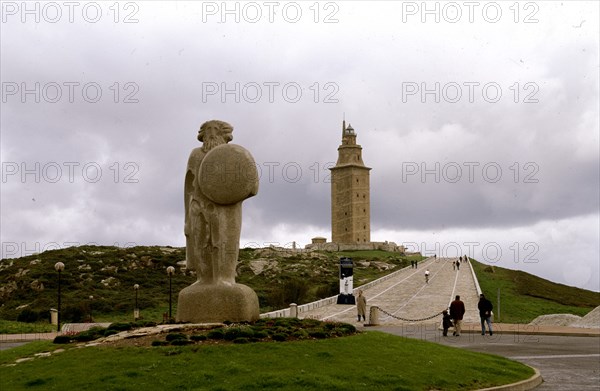 ESTATUA DE BREOGAN CON LA TORRE DE HERCULES AL FONDO
CORUÑA, EXTERIOR
CORUÑA