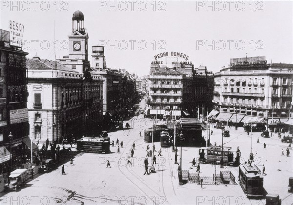 PUERTA DEL SOL ATRAVESADA POR TRANVIAS EN LOS AÑOS 20
This image is not downloadable. Contact us for the high res.