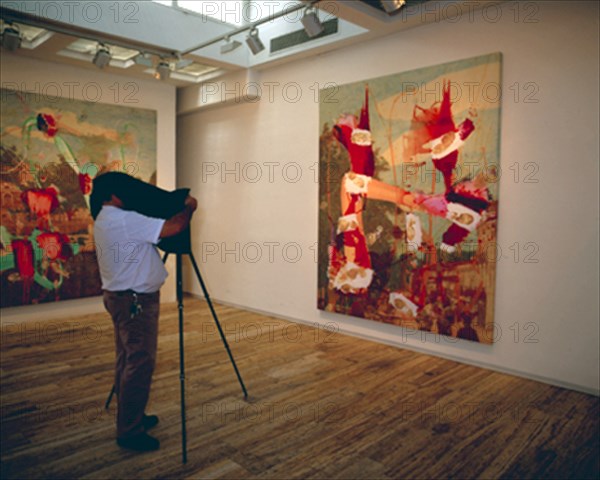 GALINDO JORGE 1964/
FOTOGRAFO HACIENDO UNA FOTOGRAFIA EN EL INTERIOR DE LA SALA DE EXPOSICIONES
MADRID, GALERIA SOLEDAD LORENZO
MADRID

This image is not downloadable. Contact us for the high res.