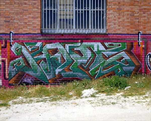 GRAFFITI EN LA PARED DE LADRILLO
COLMENAR VIEJO, EXTERIOR
MADRID