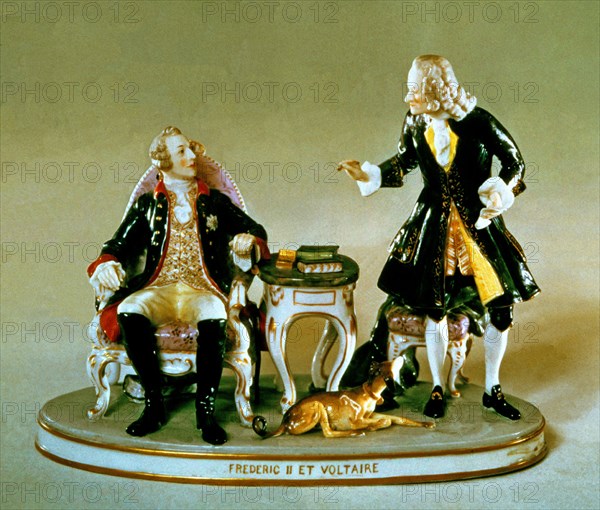 I-FIGURA DE PORCELANA DE FEDERICO II DE PRUSIA Y FRANCOIS VOLTAIRE - PORCELANA FRANCESA
TULA, MUSEO DE ARTE
RUSIA