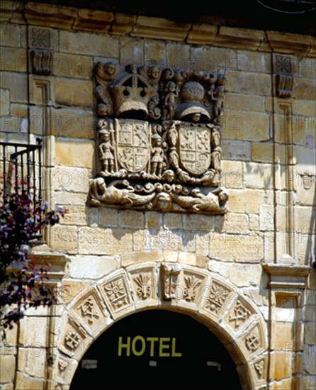 ESCUDO NOBILIARIO EN LA FACHADA DEL HOTEL - 1730
SANTILLANA DEL MAR, EXTERIOR
CANTABRIA