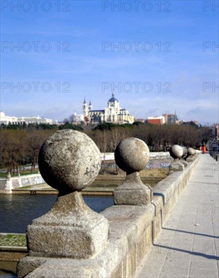 HERRERA JUAN DE 1530/97
DET - PUENTE SOBRE EL RIO MANZANARES - 1582 - CATEDRAL DE LA ALMUDENA AL FONDO
MADRID, PUENTE DE SEGOVIA
MADRID
