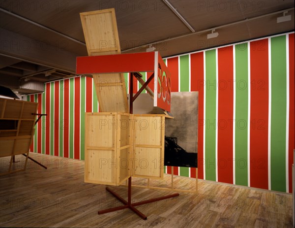 BADIOLA TXOMIN 1957-
NADA QUE MEREZCA LA PENA ESTARA ALLI DONDE LO BUSCAS - 2000-1 - MADERA/METAL/VIDEO- 210x244x350
MADRID, GALERIA SOLEDAD LORENZO
MADRID