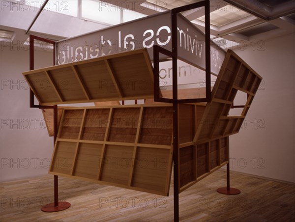 BADIOLA TXOMIN 1957-
PENSAMOS AL POR MAYOR PERO VIVIMOS AL DETALLE- 2000-1 - CONSTRUCCION EN MADERA/METAL- 394x390x300
MADRID, GALERIA SOLEDAD LORENZO
MADRID