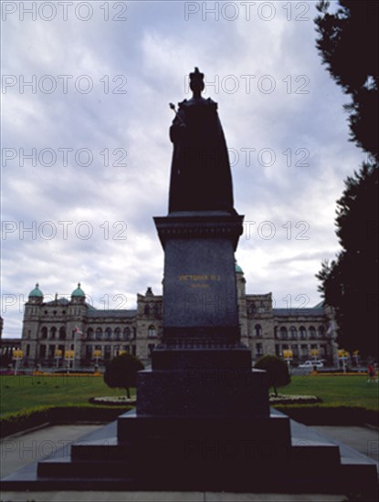 EXTERIOR - ESTATUA DE LA REINA VICTORIA I
VICTORIA, PARLAMENTO
CANADA