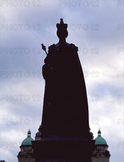 EXTERIOR - ESTATUA DE LA REINA VICTORIA I
VICTORIA, PARLAMENTO
CANADA