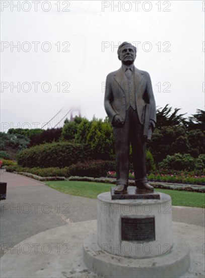 ESCULTURA DE JOSEPH STRAUSS INGENIERO DEL PUENTE GOLDEN GATE
SAN FRANCISCO-CALIFORNIA, PARQUE GOLDEN GATE
EEUU

This image is not downloadable. Contact us for the high res.