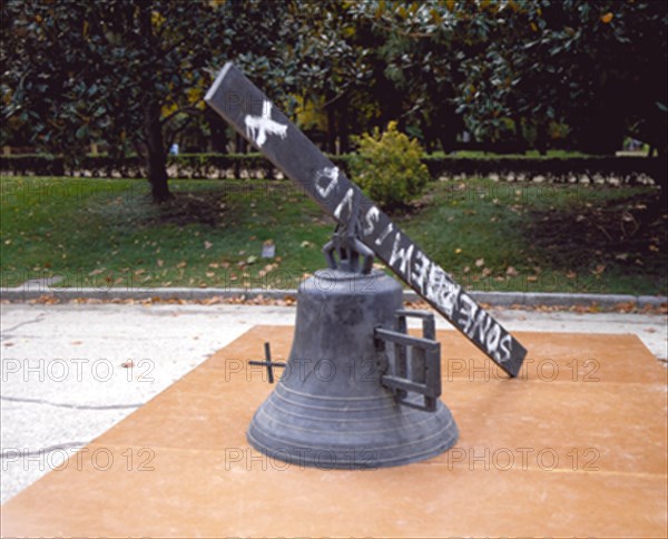 TAPIES ANTONI 1923-
CAMPANA - 1995 - EXPOSICION DE ESCULTURA ESPAÑOLA CONTEMPORANEA EN EL PASEO DE COCHES DEL RETIRO
MADRID, RETIRO
MADRID