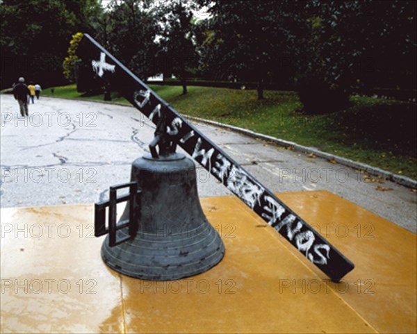 TAPIES ANTONI 1923-
CAMPANA - 1995 - EXPOSICION DE ESCULTURA ESPAÑOLA CONTEMPORANEA EN EL PASEO DE COCHES DEL RETIRO
MADRID, RETIRO
MADRID