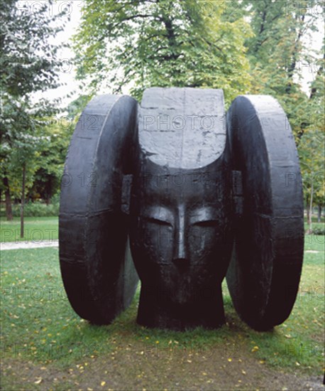 VALDES MANOLO 1942/-
LA DAMA - 2001 - BRONCE - FIGURA QUE EVOCA LA DAMA DE ELCHE
MADRID, RETIRO
MADRID
