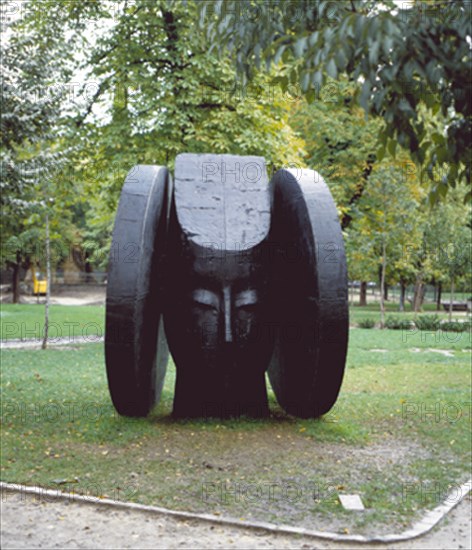 VALDES MANOLO 1942/-
LA DAMA - 2001 - BRONCE - FIGURA QUE EVOCA LA DAMA DE ELCHE
MADRID, RETIRO
MADRID