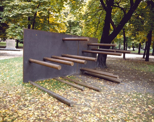 AGUILAR SERGI
NORD-SUD - 1991 -  ESCULTURA ESPAÑOLA CONTEMPORANEA EN EL RETIRO
MADRID, RETIRO
MADRID