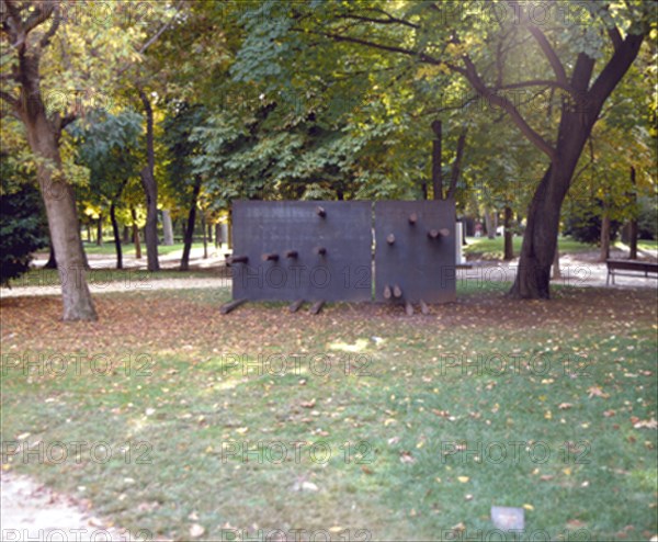 AGUILAR SERGI
NORD-SUD - 1991 - ESCULTURA ESPAÑOLA CONTEMPORANEA EN EL RETIRO
MADRID, RETIRO
MADRID