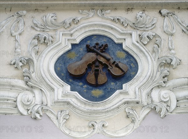 BLASON DE LOS TRES VIOLINES - EMBLEMA DE LA CASA SITUADA EN EL Nº 12 DE LA CALLE NERUDA
PRAGA, EXTERIOR
REPUBLICA CHECA