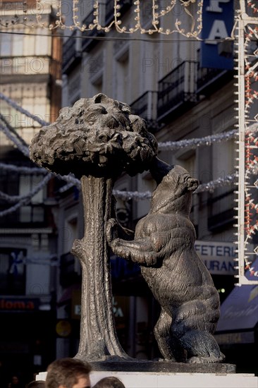 NAVARRO SANTAFE ANTONIO 1906/83
ESCULTURA DEL OSO Y MADROÑO EMBLEMA DE LA CIUDAD - 1967
MADRID, PUERTA DEL SOL
MADRID