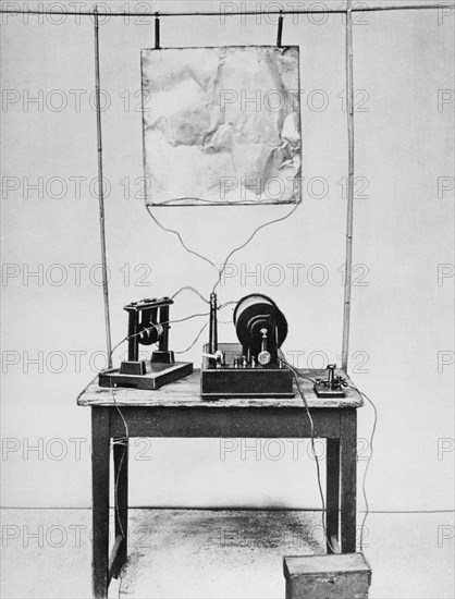 MARCONI GUILLERMO 1874/1937
PRIMERA RADIO DE MARCONI INVENTADA EN 1897

This image is not downloadable. Contact us for the high res.