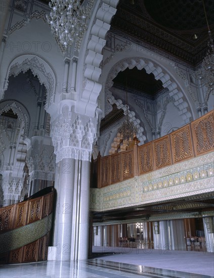 INTERIOR - CELOSIA DE MADERA DE CEDRO ESCULPIDA DE LA GALERIA DE LAS MUJERES
CASABLANCA, MEZQUITA DE HASSAN II
MARRUECOS