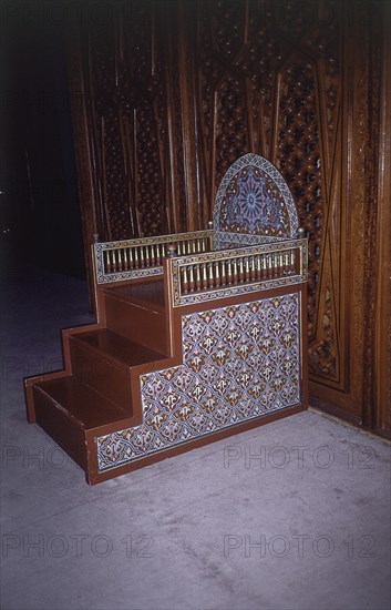 INTERIOR- PEQUEÑO MIMBAR REALIZADO EN MADERA POLICROMADA
CASABLANCA, MEZQUITA DE HASSAN II
MARRUECOS