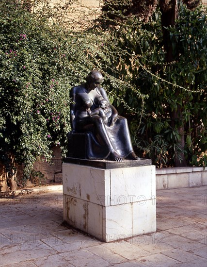 VIVES M
MATERNIDAD - 1940
PALMA, JARDINES S'HORT DEL REI
MALLORCA