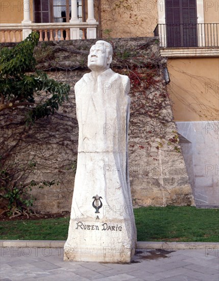 ESCULTURA DE RUBEN DARIO EN EL PASEO MARITIMO
PALMA, EXTERIOR
MALLORCA