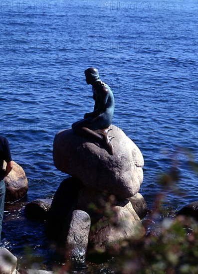 ERIKSEN EDVARD
ESCULTURA DE LA SIRENITA PERSONAJE DE UN CUENTO DE HANS CHRISTIAN ANDERSEN - 1913
COPENHAGUE, EXTERIOR
DINAMARCA
This image is not downloadable. Contact us for the high res.