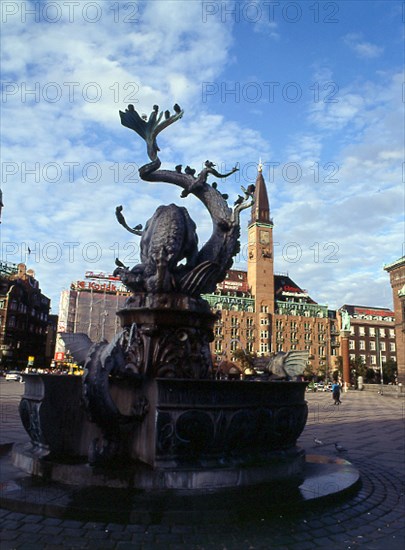 PLAZA DEL AYUNTAMIENTO - FUENTE DEL TORO Y EL DRAGON CON EL HOTEL PALACE AL FONDO
COPENHAGUE, EXTERIOR
DINAMARCA