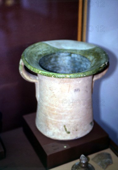 BACIN U ORINAL VIDRIADO - CERAMICA ROMANA
DENIA, MUSEO ARQUEOLOGICO
ALICANTE
This image is not downloadable. Contact us for the high res.