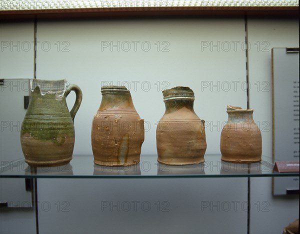 VITRINA-CERAMICA MEDIEVAL ENCONTRADA EN EL CASTILLO DE GORMAZ
SORIA, MUSEO NUMANTINO
SORIA