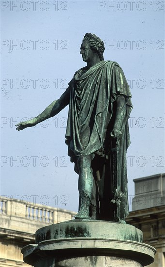 LUIS XV COMO EMPERADOR ROMANO - ESCULTURA EN BRONCE EN LA PLAZA REAL
REIMS, EXTERIOR
FRANCIA