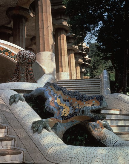 GAUDI ANTONI 1852-1926
LAGARTO O DRAGON CERAMICO MULTICOLOR - 1900/1914
BARCELONA, PARQUE GÜELL
BARCELONA