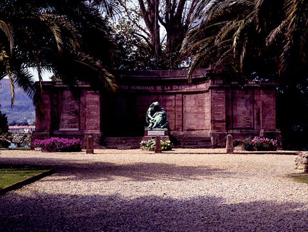 MONUMENTO CONMEMORATIVO A LOS HEROES DE HENDAYA VICTIMAS DE LA BARBARIE NAZI
HENDAYA, EXTERIOR
FRANCIA

This image is not downloadable. Contact us for the high res.