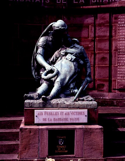 ESCULTURA CONMEMORATIVO A LOS HEROES DE HENDAYA VICTIMAS DE LA BARBARIE NAZI
HENDAYA, EXTERIOR
FRANCIA
This image is not downloadable. Contact us for the high res.