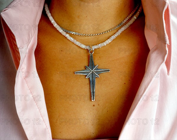 CRUZ DE PLATA MEXICANA EN UN COLLAR DE PIEDRA DE LUNA