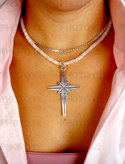 CRUZ DE PLATA MEXICANA EN UN COLLAR DE PIEDRA DE LUNA
This image is not downloadable. Contact us for the high res.