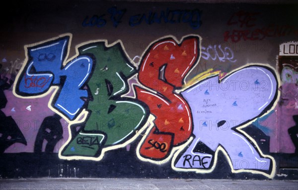 GRAFFITI EN LOS BAJOS DE AZCA - 2002
MADRID, EXTERIOR
MADRID