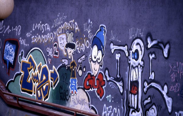 GRAFFITI EN LOS BAJOS DE AZCA - 2002
MADRID, EXTERIOR
MADRID