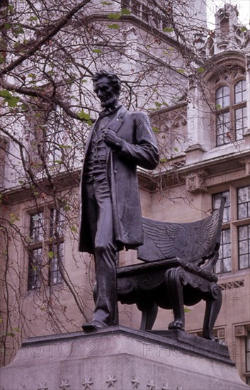 SAN GAUDEN AUGUST
ESTATUA DE ABRAHAM LINCOLN-FRENTE AL PARLAMENTO
LONDRES, EXTERIOR
INGLATERRA