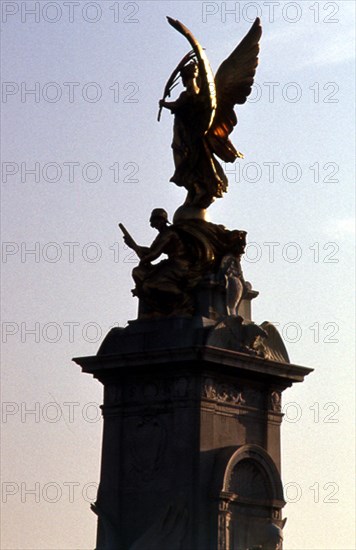 BROCK SIR THOMAS
VICTORIA MEMORIAL- 1911-MONUMENTO A LA REINA VICTORIA FRENTE AL PALACIO DE BUCKINGHAM
LONDRES, VICTORIA MEMORIAL
INGLATERRA
