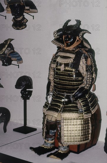 ARMADURA DEL PERIODO EDO-ARTE JAPONES-
LONDRES, MUSEO VICTORIA ALBERTO
INGLATERRA