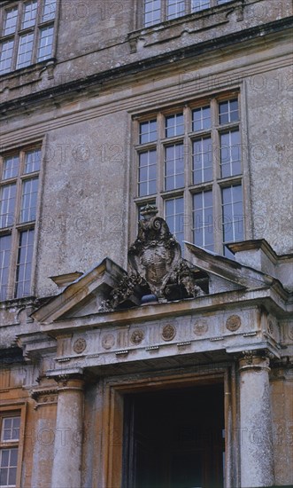 EXTERIOR-DETALLE DE LA PUERTA DE ENTRADA-FRONTON CLASICISTA-ESTILO GUILLERMO Y MARIA 1689/1702
BATH, COUNTRY/CASA SEÑORIAL
INGLATERRA