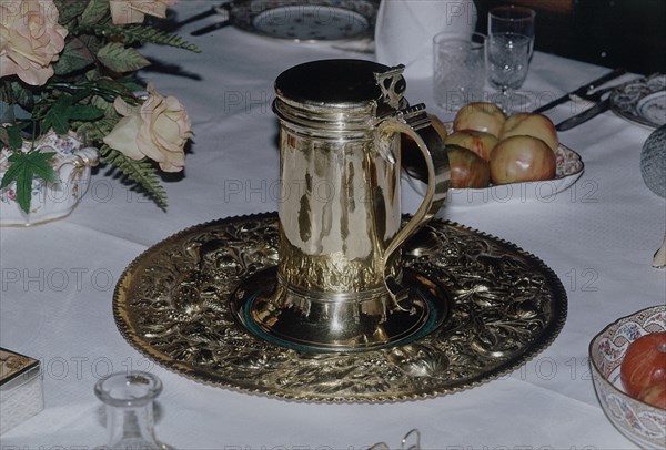 INTERIOR-SERVICIO DE MESA DE BRONCE DORADO-PLATO REPUJADO CON JARRA
BATH, COUNTRY/CASA SEÑORIAL
INGLATERRA

This image is not downloadable. Contact us for the high res.