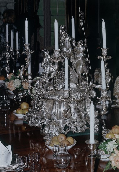 INTERIOR-CENTRO DE MESA DE PLATA TALLADA Y CANDELABROS
BATH, COUNTRY/CASA SEÑORIAL
INGLATERRA

This image is not downloadable. Contact us for the high res.