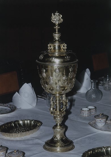 INTERIOR-SERVICIO DE MESA EN BRONCE DORADO Y CON EMBLEMAS DE LA MONARQUIA INGLESA
BATH, COUNTRY/CASA SEÑORIAL
INGLATERRA

This image is not downloadable. Contact us for the high res.