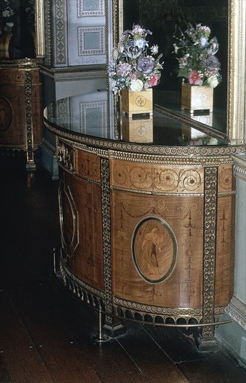 ADAM ROBERT 1728/92
INTERIOR-CONSOLA DE CILINDRO DE ESTILO GEORGIANO- MARQUETERIA Y APLIQUES EN BRONCE DORADO
LONDRES, OSTELEY PARK/ COUNTRY
INGLATERRA