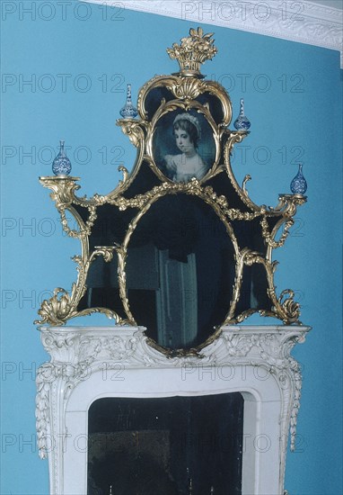 CHIMENEA Y ESPEJO CON APLIQUES EN BRONCE DORADO-ESTILO JORGE II-ROCOCO
LONDRES, OSTELEY PARK/ COUNTRY
INGLATERRA
This image is not downloadable. Contact us for the high res.