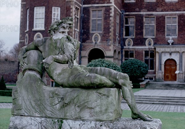 EXTERIOR-DETALLE DE LA ESCULTURA DEL JARDIN-
NACION, COUNTRY SIGLO XVII/CASA SEÑORIAL
INGLATERRA
This image is not downloadable. Contact us for the high res.