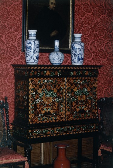 INTERIOR-CABINET CON DECORACION VEGETAL EN MARQUETERIA-S XVII-WILLIAM AND MARY
NACION, COUNTRY SIGLO XVII/CASA SEÑORIAL
INGLATERRA