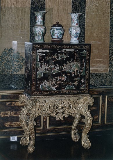 INTERIOR-CABINET CHINO LACADO SOBRE CONSOLA BARROCA
NACION, COUNTRY SIGLO XVII/CASA SEÑORIAL
INGLATERRA

This image is not downloadable. Contact us for the high res.